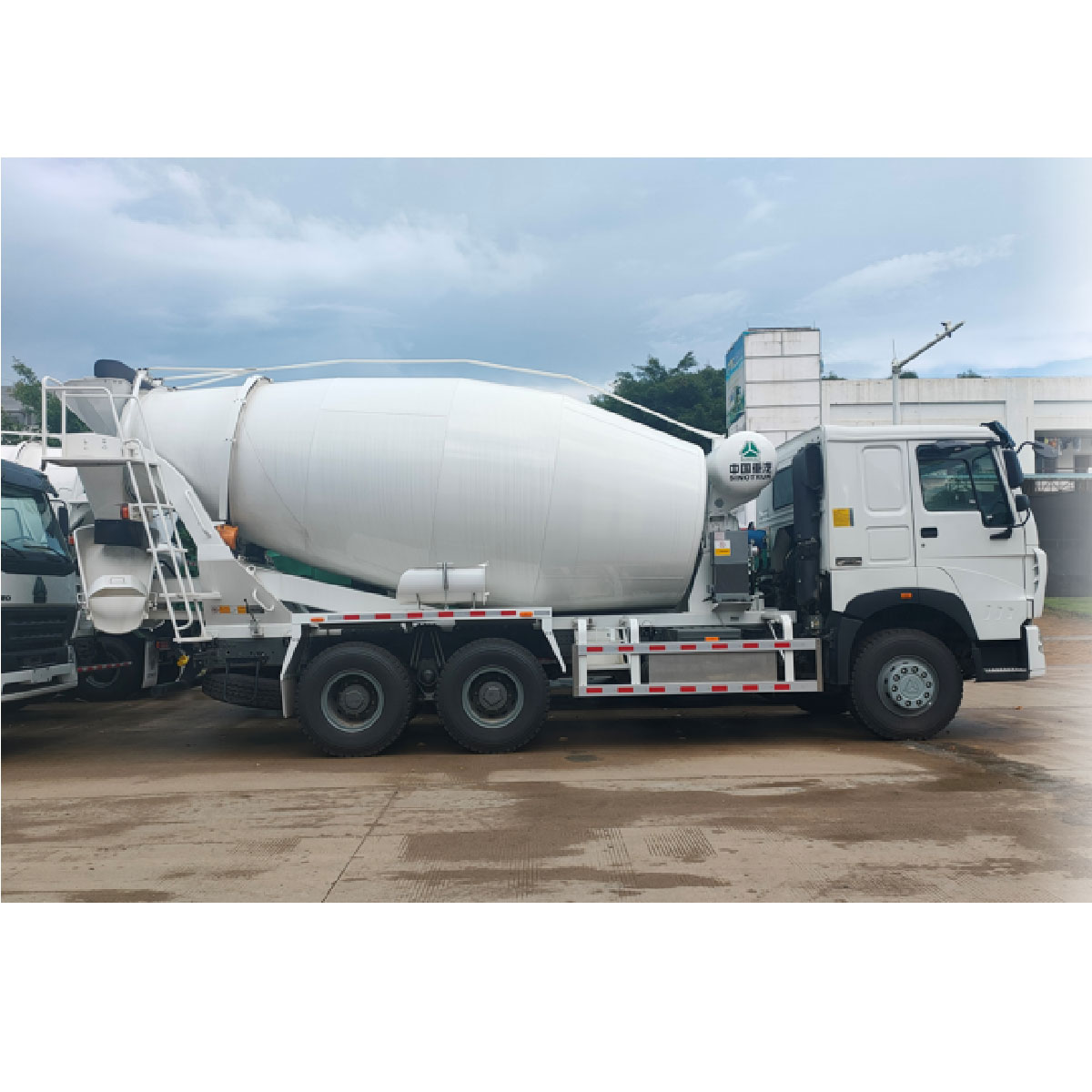 Concrete mixer truck - Image 3