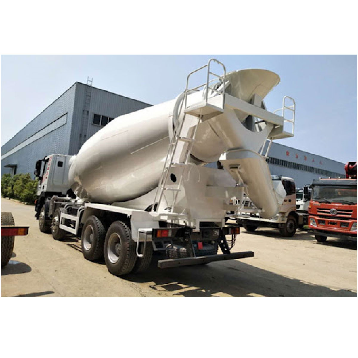 Concrete mixer truck - Image 4